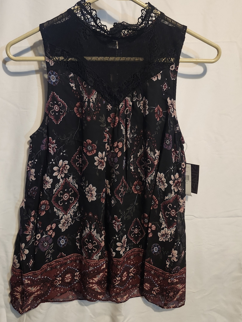 Iz Byer Black Floral Lace Yoke Sleeveless Camisole